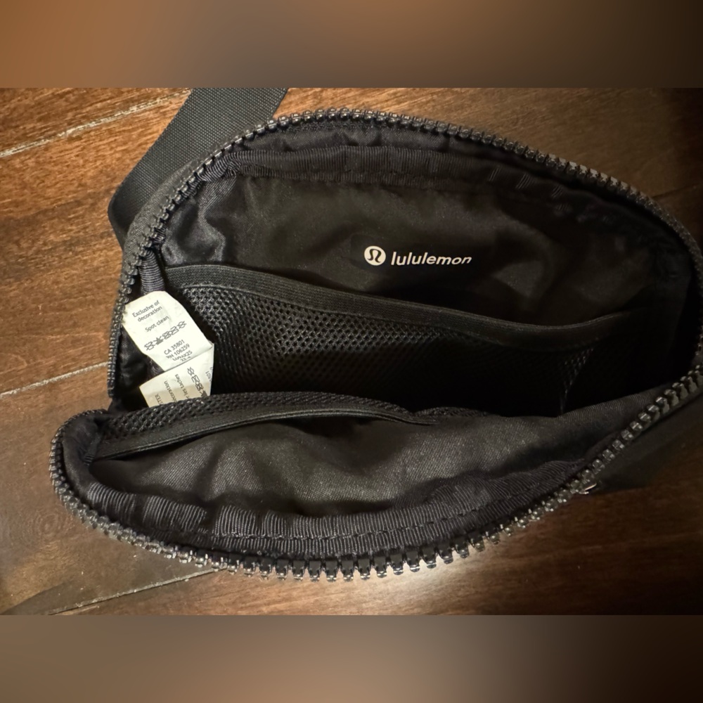 Lululemon Everywhere Belt Bag 1L Unisex - Like new (slightly used) - Picture 10 of 10
